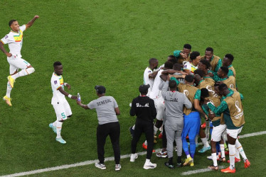 Los jugadores senegaleses celebran el segundo de los goles anotados ante Catar, para continuar en la lucha por clasificar tras haber perdido por 0-2 contra Países Bajos. Ecuador será el juez que decidirá su destino en esta cita orbital.