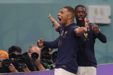  Kylian Mbappe celebra con su compañero Ousmane Dembele