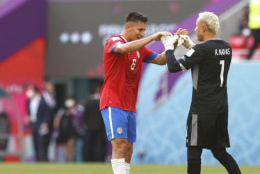 Los ticos Keylor Navas (derecha) y Óscar Duarte celebran tras la victoria 1-0 ante Japín en el estadio Áhmad Bin Ali.