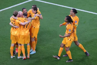 Los jugadores de Países Bajos celebran el 2-0 durante el partido de fútbol del grupo A de la Copa Mundial de la FIFA 2022 entre Senegal y los Países Bajos en el Estadio Al Thumama en Doha, Catar.