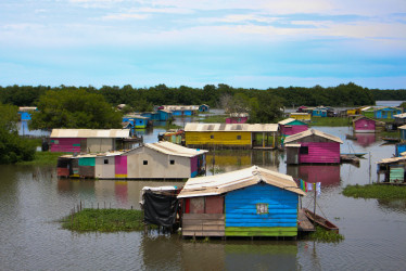 Buenavista es un pueblo palafito ubicado sobre la Ciénaga Grande de Santa Marta. En este resaltan sus casas coloridas y con murales.