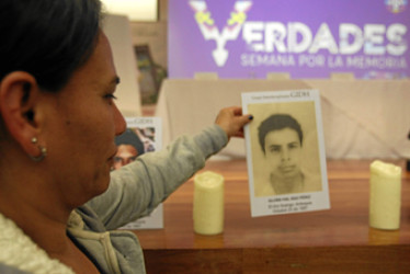 El momento de mayor solemnidad se dio cuando las 19 fotografías de las víctimas de las matanzas fueron alumbradas con velas por los familiares. Noelia Díaz Pérez se encargó de iluminar la imagen de su hermano Olcris Fail, al que asesinaron en El Aro.