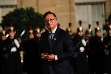 Gustavo Petro Urrego, presidente de la República de Colombia, llegó a la cena de clausura del Foro de la Paz en el Palacio del Elíseo en París, Francia, el pasado viernes.