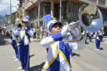 DESFILE CON BANDAS 