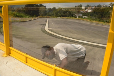 La construcción de las graderías con techo, baños, camerinos, zona control de doping hacen parte de las obras complementarias. 