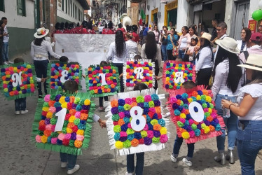 Los niños portaron silletas adornadas por los 180 años de Neira.