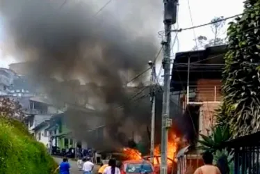 Carro se incendió en el barrio 20 de Julio de Manizales