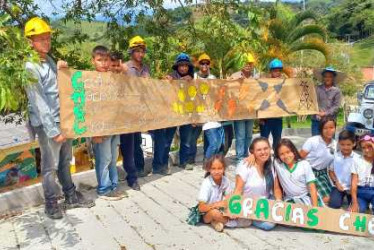 Ahora. En la escuela Altamar, adscrita al colegio de la vereda La Cabaña de Manizales, disfrutan las obras en el acceso a la sede.