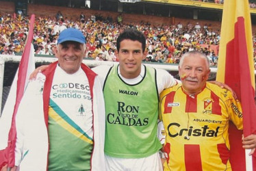 El Loco Darío, Diego Arias cuando era jugador del Once Caldas y el capitán Carlos Alonso Trejos, con el uniforme del Deportivo Pereira. 