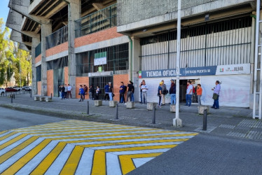 La fila del lunes 19 de diciembre en el camerino visitante antes de abrir las puertas para la venta de abonos para 2023. La fila del lunes 19 de diciembre en el camerino visitante antes de abrir las puertas para la venta de abonos para 2023. 