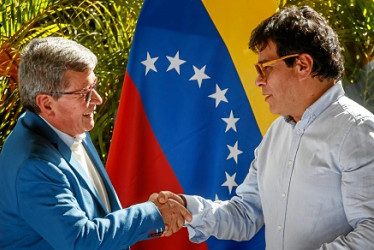 Pablo Beltrán, negociador del Eln, y Danilo Rueda, alto comisionado para la Paz, se estrechan la mano durante el cierre del primer ciclo de los diálogos de paz en Caracas (Venezuela).