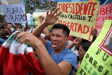 Cientos de personas piden la liberación de Pedro Castillo en los exteriores de la base de la Policía donde se encuentra recluido en Lima (Perú).