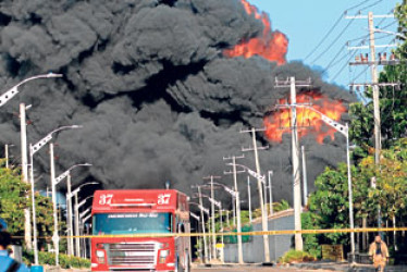 Incendio en depósito de combustible de Barranquilla provoca derrame en el río.