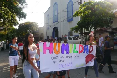 En el corregimiento de Arauca (Palestina) los niños entre los 7 y 11 años desfilaron por las calles para recibir la Navidad y el inicio de las actividades del Movimiento Navideño Infantil (Monaín). La programación se extenderá hasta el sábado, día en que repartirán regalos.