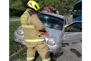 Este es el carro accidentado esta mañana en la avenida Kevin Ángel. 