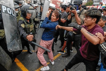 Fotos | EFE | LA PATRIA Seguidores y opositores de Pedro Castillo se enfrentaron en Lima.
