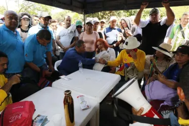 El bloqueo comenzó a las 6:00 a.m. y se extendió hasta las 3:45 p.m. de ayer. En la foto Carlos Cañaveral, vocero de la protesta, exponiendo las 21 peticiones.