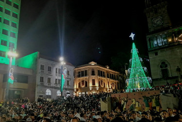 En la Plaza de Bolívar se llevó a cabo el encendido oficial del alumbrado navideño. La Alcaldía aprovechó el encuentro para anunciar artistas y actividades de la Feria del 2023.