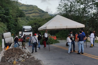 Este es el cierre vial que se presenta cerca al municipio de Marmato, en Caldas, debido a protestas mineras. 