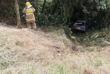 El automóvil rodó, con dos ocupantes, por una ladera en el barrio Bengala.