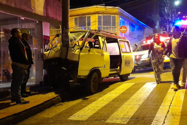 En la camioneta iban seis personas. Los dos ocupantes de adelante resultaron heridos.