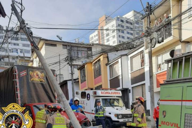 El poste, de cemento, se fracturó tras el choque.