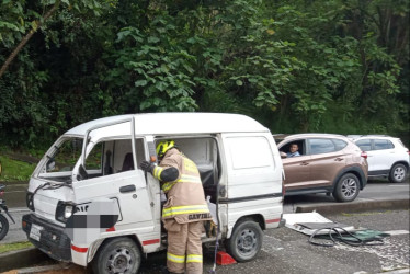 El Cuerpo de Bomberos atendió el accidente.