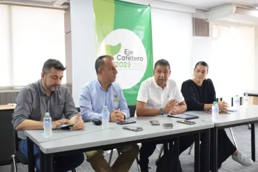 Jhon Jairo Velásquez (c), en rueda de prensa en Pereira. 