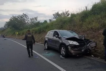 Según testigos, la mujer chocó de frente contra la camioneta y su muerte fue instantánea.