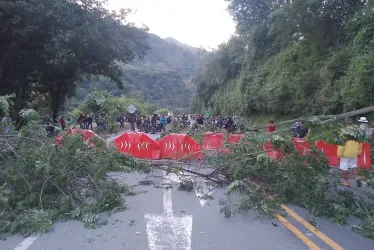 Vía Manizales- Medellín permanece bloqueada por protesta social