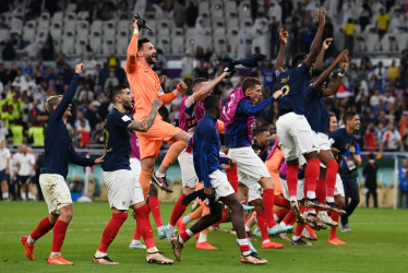 Los jugadores de Francia celebran después del partido de fútbol de octavos de final de la Copa Mundial de la FIFA 2022 entre Francia y Polonia en el estadio Al Thumama en Doha, Qatar.