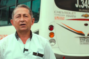 Carlos Iván Posada, conductor de la empresa de colectivos Gran Caldas, le devolvió a un pasajero dos celulares de alta gama que había dejado en su vehículo.