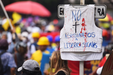 Un chaleco con mensaje que pide el alto a los asesinatos de líderes sociales en Colombia, en una manifestación en Bogotá.