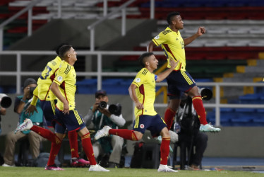 Óscar Cortés (en el aire) celebra uno de los dos tantos que anotó en el encuentro frente a Perú, para darle la victoria a la selección colombiana, que inició perdiendo ante los incas.