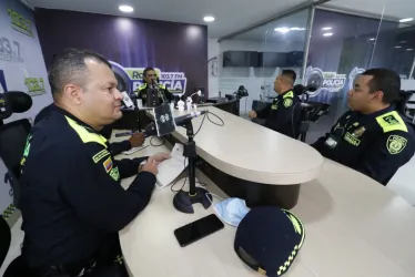 En el estudio, ubicado en el Comando de Policía en el barrio Linares, se transmite el programa radial.