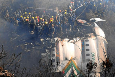 Foto | EFE | LA PATRIA  Equipos de rescate trabajan cerca de los restos del avión ATR72 de Yeti Airlines en Pokhara, en el centro de Nepal.