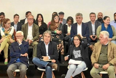 Adelante, de izquierda a derecha: Sergio Fajardo junto a Jorge Robledo y la representante a la Cámara Jennifer Pedraza, del partido Dignidad.