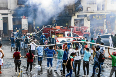 La comunidad apoyó las labores de los bomberos.