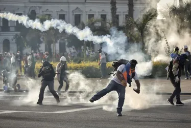 Manifestantes se enfrentaron con la Policía durante una nueva jornada de marchas contra la Presidencia de Dina Boluarte, este jueves en Lima (Perú).