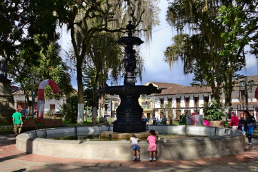 La pila de nuevo en funcionamiento vuelve a engalanar el parque de Salamina.