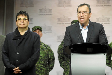 El ministro del Interior, Alfonso Prada (derecha), junto al Alto Comisionado Para la Paz, Danilo Rueda (izquierda),  durante una rueda de prensa en la que reactivaron el fuego contra el Eln.