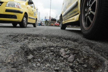 En la Avenida Santander cerca a Plaza 51 hay un hueco en la mitad de la vía, en sentido Cable-Centro. 