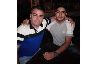 Juan David Cifuentes Quiceno (derecha), con su padre, el abogado Edwin Cifuentes. Residía en Armenia con su madre.