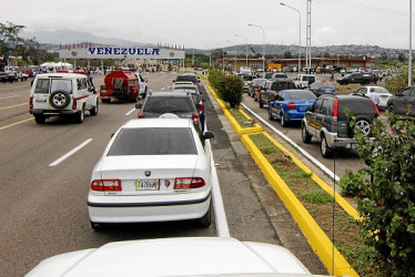 El puente había sido construido, pero no inaugurado por las tensiones políticas entre los gobiernos de ambos países. 