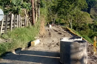 Así se encuentra el sector Cajones en la vía entre Manzanares y Marquetalia luego de las grietas que abrieron la semana pasada. 