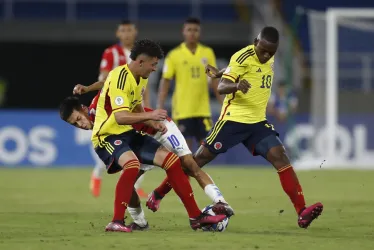 Alexis Castillo (d) de Colombia disputa un balón con Matías Segovia (c) de Paraguay hoy, en un partido de la fase de grupos del Campeonato Sudamericano Sub-20 entre las seleccione de Colombia y Paraguay en el estadio Pascual Guerrero en Cali.