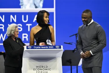 Hilde Schwab, cofundadora del FEM (de izquierda a derecha), Sabrina Dhowre Elba, Fondo Internacional de Desarrollo Agrícola de las Naciones Unidas, y el actor británico Idris Elba asisten a la ceremonia de entrega del Premio Crystal durante la 53.ª reunión anual del Foro Económico Mundial, FEM, en Davos, Suiza.