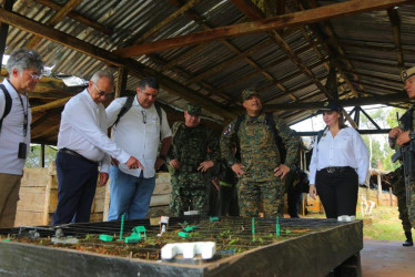 El ministro de Defensa colombiano, Iván Velásquez (segundo de izq. a der.), y el ministro de Seguridad de Panamá, Juan Manuel Pino (tercero), visitaron este martes la base binacional de Alto Limón, en la frontera colombo-panameña. 