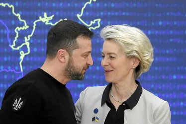 Foto | EFE | LA PATRIA  El presidente de Ucrania, Volodímir Zelensky, y la presidenta de la Comisión Europea, Ursula von der Leyen, durante la cumbre en Kiev.