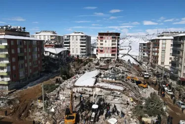 Una vista aérea tomada con un dron muestra edificios derrumbados mientras continúan los trabajos de rescate después del terremoto en el distrito de Besni de la ciudad de Adiyaman, Turquía, este miércoles.